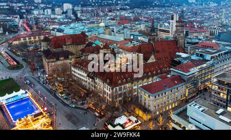 Stiftskirche Stuttgart und Rathaus: Modernes weißes Gebäude mit Turm). Teil des Weihnachtsmarktes in Stutgart-Mitte (Schlosspla Stockfoto