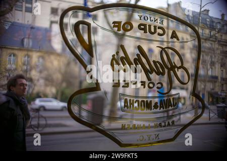 Durch das Fenster von Ralph's Coffee, Paris, Frankreich | Stadtleben durch ein Glas mit Reflexionen und verschwommenem Hintergrund. Stockfoto