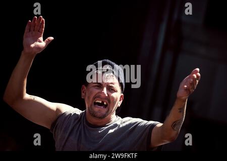 Buenos Aires, Argentinien. Dezember 2023. Ein Mann singt während der Demonstration. Mitglieder des argentinischen Arbeitergeneralbundes und sozialer Organisationen protestieren vor dem Justizpalast in Buenos Aires gegen die wirtschaftlichen Reformen des neuen argentinischen Präsidenten Javier Milei. Quelle: SOPA Images Limited/Alamy Live News Stockfoto