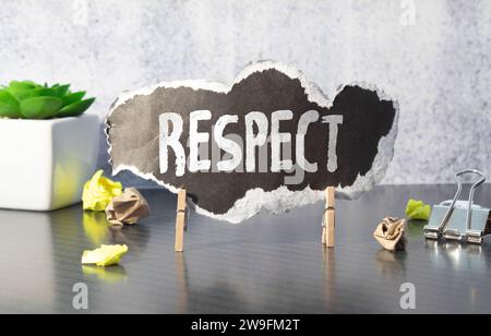 Achtung Wort geschrieben auf Holzblock. Respect Word besteht aus Holzbausteinen, die auf dem gelben Tisch liegen. Respekt, Geschäftskonzept, gelber Hintergrund Stockfoto