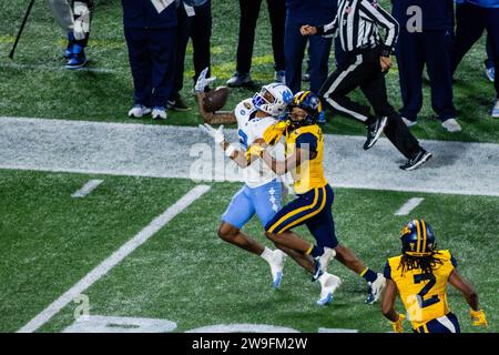 27. Dezember 2023: Der North Carolina Tar Heels Wide Receiver Gavin Blackwell (2) macht den Fang gegen die West Virginia Mountaineers Cornerback Beanie Bishop Jr. (11) im Duke’s Mayo Bowl 2023 im Bank of America Stadium in Charlotte, NC. (Scott Kinser/CSM) Stockfoto