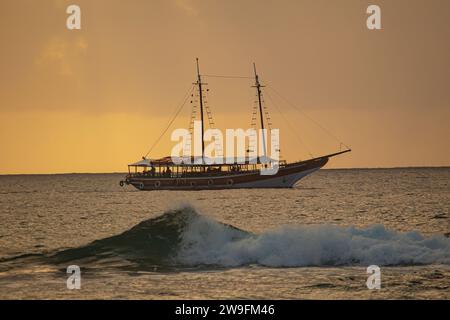 Das Touristenschonerboot segelt bei Sonnenuntergang in Brasilien Stockfoto