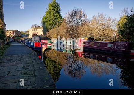 Ein Kanal, gesäumt von Festkähnen am Leeds Liverpool Canal bei Skipton, North Yorkshire. Stockfoto