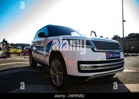 Türkischer Polizeiwagen Land Rover Range Rover L460 auf der Autobahn Stockfoto