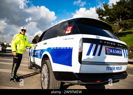 Türkischer Polizeiwagen Land Rover Range Rover L460 auf der Autobahn Stockfoto