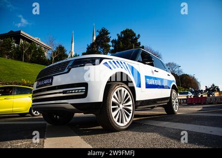 Türkischer Polizeiwagen Land Rover Range Rover L460 auf der Autobahn Stockfoto