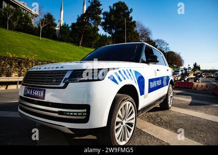 Türkischer Polizeiwagen Land Rover Range Rover L460 auf der Autobahn Stockfoto