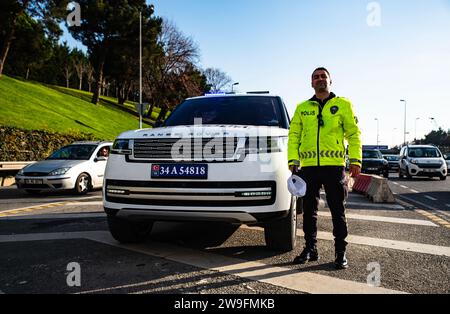 Türkischer Polizeiwagen Land Rover Range Rover L460 auf der Autobahn Stockfoto