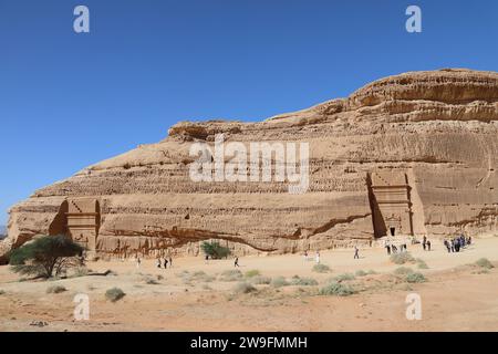 Die Gruppe besucht die Nabatäer-Gräber in Hegra in der Wüste Saudi-Arabiens Stockfoto