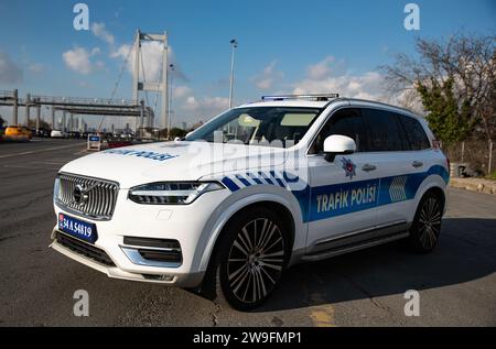 Türkischer Polizeipatrouillenwagen Volvo XC90 auf der Autobahn Polizeikontrolle Istanbul vor Brücke Turkiye 12 27 2023 Stockfoto