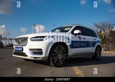 Türkischer Polizeipatrouillenwagen Volvo XC90 auf der Autobahn Polizeikontrolle Istanbul vor Brücke Turkiye 12 27 2023 Stockfoto