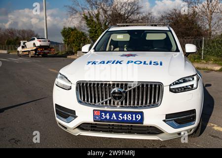 Türkischer Polizeipatrouillenwagen Volvo XC90 auf der Autobahn Polizeikontrolle Istanbul vor Brücke Turkiye 12 27 2023 Stockfoto