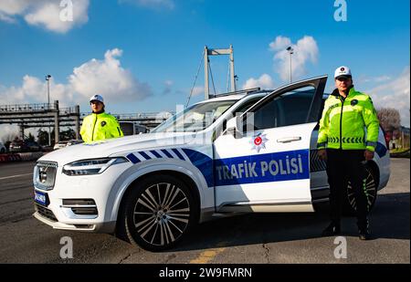 Türkischer Polizeipatrouillenwagen Volvo XC90 auf der Autobahn Polizeikontrolle Istanbul vor Brücke Turkiye 12 27 2023 Stockfoto