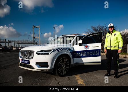 Türkischer Polizeipatrouillenwagen Volvo XC90 auf der Autobahn Polizeikontrolle Istanbul vor Brücke Turkiye 12 27 2023 Stockfoto