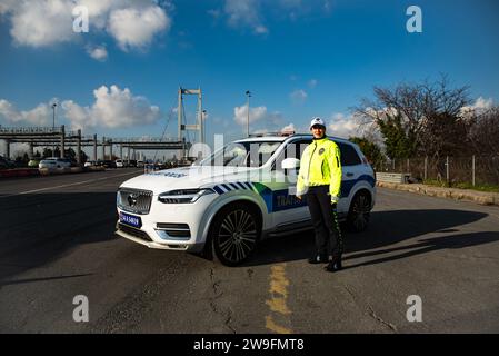 Türkischer Polizeipatrouillenwagen Volvo XC90 auf der Autobahn Polizeikontrolle Istanbul vor Brücke Turkiye 12 27 2023 Stockfoto