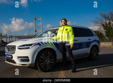 Türkischer Polizeipatrouillenwagen Volvo XC90 auf der Autobahn Polizeikontrolle Istanbul vor Brücke Turkiye 12 27 2023 Stockfoto