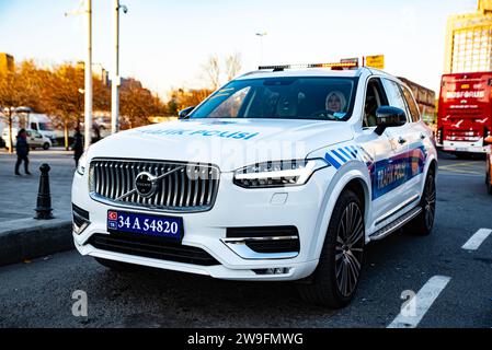 Türkischer Polizeipatrouillenwagen Volvo XC90 auf der Autobahn Polizeikontrolle Istanbul vor Brücke Turkiye 12 27 2023 Stockfoto