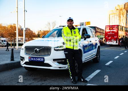 Türkischer Polizeipatrouillenwagen Volvo XC90 auf der Autobahn Polizeikontrolle Istanbul vor Brücke Turkiye 12 27 2023 Stockfoto