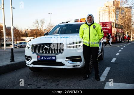 Türkischer Polizeipatrouillenwagen Volvo XC90 auf der Autobahn Polizeikontrolle Istanbul vor Brücke Turkiye 12 27 2023 Stockfoto