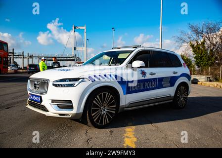 Türkischer Polizeipatrouillenwagen Volvo XC90 auf der Autobahn Polizeikontrolle Istanbul vor Brücke Turkiye 12 27 2023 Stockfoto