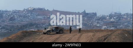 Süd-Israel, Israel. Dezember 2023. Ein israelischer Humvee mit Soldaten, die die Trümmer und zerstörte Häuser im zentralen Bereich des Gazastreifens von irgendwo im Süden Israels aus überblicken, am Mittwoch, den 27. Dezember 2023. Das israelische Militär hat gesagt, dass es Monate mehr dauern wird, um seine Ziele zu erreichen, die Hamas zu zerstören und sicherzustellen, dass es Israel nie wieder angreifen kann, wie es am 7. Oktober 2023 getan hat. Foto von Jim Hollander/UPI Credit: UPI/Alamy Live News Stockfoto