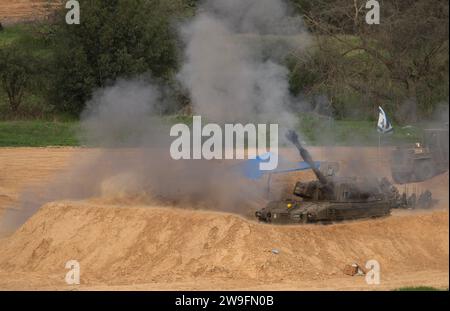 Süd-Israel, Israel. Dezember 2023. Ein israelischer 155-mm-Haubitzer feuert am Mittwoch, den 27. Dezember 2023, aus einem Aufenthaltsgebiet irgendwo im Süden Israels in Richtung des südlichen Teils des Gazastreifens. Das israelische Militär hat gesagt, dass es Monate mehr dauern wird, um seine Ziele zu erreichen, die Hamas zu zerstören und sicherzustellen, dass es Israel nie wieder angreifen kann, wie es am 7. Oktober 2023 getan hat. Foto von Jim Hollander/UPI Credit: UPI/Alamy Live News Stockfoto