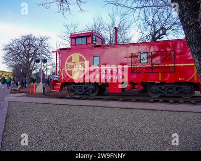 Atchison, Topeka und Santa Fe, ATSF, Railroad Caboose 999060, ausgestellt im Grand Canyon Railway Depot, Christmastime, Williams, AZ, USA. Stockfoto