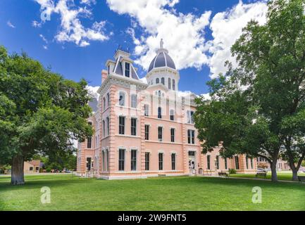 Das rosafarbene Presidio County Courthouse im Empire Style in Marfa, Texas, wurde zum National Registry of Historic Places hinzugefügt. Stockfoto