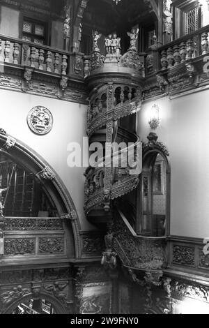 Die Wendeltreppe im Schloss Peleș in Sinaia, Rumänien Stockfoto