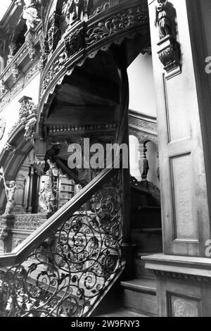 Die Wendeltreppe im Schloss Peleș in Sinaia, Rumänien Stockfoto