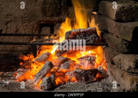 Nächtlicher Schuss glühender Glut mit Feuer im Lagerfeuer Stockfoto