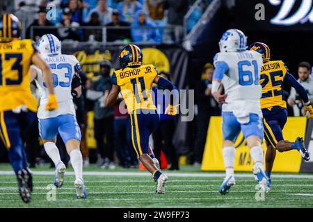 27. Dezember 2023: West Virginia Mountaineers Cornerback Beanie Bishop Jr. (11) läuft im Duke’s Mayo Bowl 2023 im Bank of America Stadium in Charlotte, NC, einen Touchdown gegen die Tar Heels in North Carolina. (Scott Kinser/CSM) Stockfoto