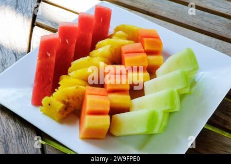 Verschiedene frische Obstscheiben stehen auf dem Tisch, die servierbar sind Stockfoto