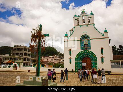 Indigene Essenz: Atrium der Hauptkirche in San Juan Chamula, Chiapas, Mexiko, traditionelle indigene Fassade Stockfoto