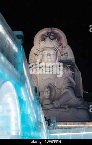 HARBIN, CHINA - 1. Januar 2022: Vertikale Abbildung der spektakulären beleuchteten weißen Eisskulpturen beim Harbin Ice and Snow Festival in Harbin, Hei Stockfoto