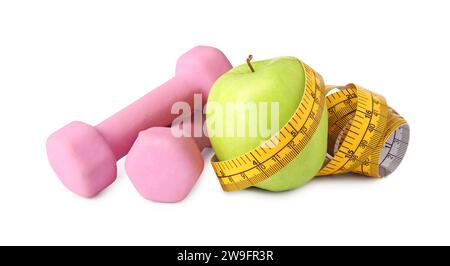 Kurzhanteln, Apfel und Maßband isoliert auf weiß Stockfoto