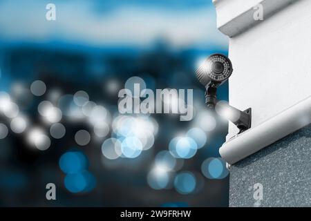 Moderne Überwachungskamera an der Gebäudewand im Freien, Platz für Text Stockfoto