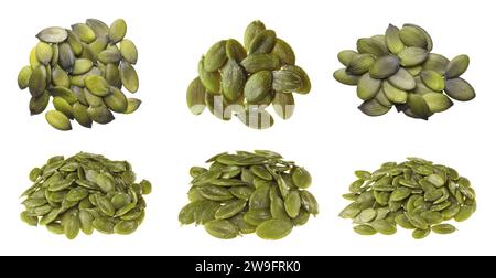 Haufen geschälter Kürbiskerne isoliert auf weiß, von oben und von der Seite Stockfoto