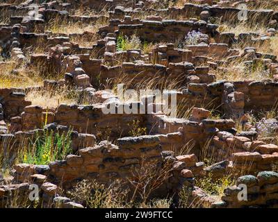 Bandelier National Monument, New Mexico, USA - 8. November 2019: Nahaufnahme der Ruinen des Dorfes Tyuonyi. Uralte Pueblo-Kultur. Stockfoto