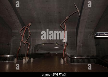 Pic et Pelle Stick Männer Skulptur an der Monk Metro Station in Montreal, Quebec, Kanada Stockfoto