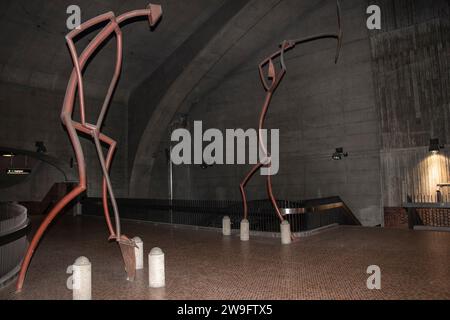 Pic et Pelle Stick Männer Skulptur an der Monk Metro Station in Montreal, Quebec, Kanada Stockfoto