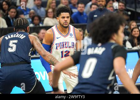 Orlando, Florida, USA, 27. Dezember 2023, Philadelphia 76ers stürzt Tobias Harris #12 im Amway Center. (Foto: Marty Jean-Louis/Alamy Live News Stockfoto