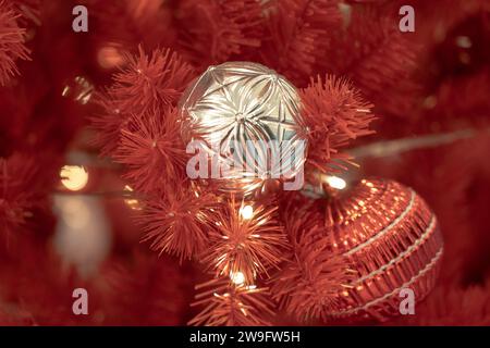Abstraktes Unschärfebild des Einkaufshaushintergrunds mit Weihnachtsdekorationen Stockfoto