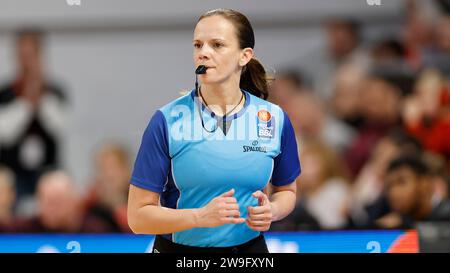 Bamberg, Deutschland. Dezember 2023. Bild: Schiedsrichterin Anne Panther 27.12.2023, Basketball, BBL, Bamberg Baskets - Würzburg Baskets, GER, Bamberg, Brose Arena. Quelle: dpa/Alamy Live News Stockfoto