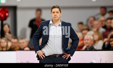 Bamberg, Deutschland. Dezember 2023. Bild: Cheftrainer Sasa Filipovski (Würzburger Baskets). 27.12.2023, Basketball, BBL, Bamberg Baskets - Würzburg Baskets, GER, Bamberg, Brose Arena. Quelle: dpa/Alamy Live News Stockfoto