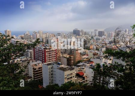 Panoramablick auf die Gebäude in Ipanema in Rio de Janeiro, Brasilien Stockfoto