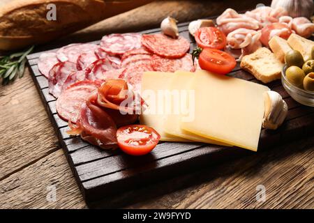 Gehen Sie an Bord mit einer Auswahl an leckeren Fleischgerichten und Käse auf Holzhintergrund Stockfoto