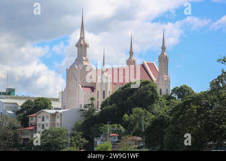 San Pablo, Philippinen. 27. Dezember 2023: Iglesia ni Cristo Gotteshaus, Sampaloc See. In den weihnachtsbesessenen Philippinen, in denen Stadtzentren und römisch-katholische Kirchen überdekoriert sind, feiern mehr als 4 Millionen christliche Filipinos Weihnachten nicht inkl. Zeugen Jehovas, Sieben-Tage-Adventisten, Pfingstler... Die Bibelkirche Iglesia ni Cristo schätzt, dass das fest, das am 25. Dezember gefeiert wurde, Mithras Cult Sol Invictus heidnische Festmahl war und nirgendwo in der Bibel steht, dass Jesus Christus an diesem Tag geboren wurde oder dass seine Geburt gedenken sollte.Credit: Kevin Izorce/Alamy Live News Stockfoto