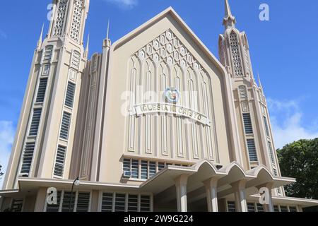 San Pablo, Philippinen. 27. Dezember 2023: Iglesia ni Cristo Gotteshaus ohne Weihnachtsdekoration. Auf den weihnachtsbesessenen Philippinen, wo Stadtzentren und römisch-katholische Kirchen überdekoriert sind, feiern mehr als 4 Millionen christliche Filipinos Weihnachten nicht, einschließlich Jehovas Zeugen, Sieben-Tages-Adventisten, Pfingstler...die Bibelkirche Iglesia ni Cristo schätzt, dass das fest am 25. Dezember gefeiert wurde, Sol Invictus heidnischen Festtag war und nirgendwo in der Bibel steht, dass Jesus Christus an diesem Tag geboren wurde oder dass seine Geburt gedenken sollte.Credit: Kevin Izorce/Alamy Live News Stockfoto