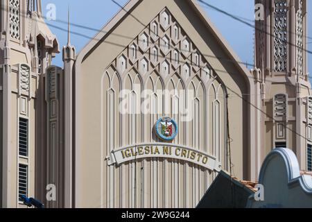 San Pablo, Philippinen. 27. Dezember 2023: Iglesia ni Cristo Gotteshaus ohne Weihnachtsdekoration. Auf den weihnachtsbesessenen Philippinen, wo Stadtzentren und römisch-katholische Kirchen überdekoriert sind, feiern mehr als 4 Millionen christliche Filipinos Weihnachten nicht, einschließlich Jehovas Zeugen, Sieben-Tages-Adventisten, Pfingstler...die Bibelkirche Iglesia ni Cristo schätzt, dass das fest am 25. Dezember gefeiert wurde, Sol Invictus heidnischen Festtag war und nirgendwo in der Bibel steht, dass Jesus Christus an diesem Tag geboren wurde oder dass seine Geburt gedenken sollte.Credit: Kevin Izorce/Alamy Live News Stockfoto